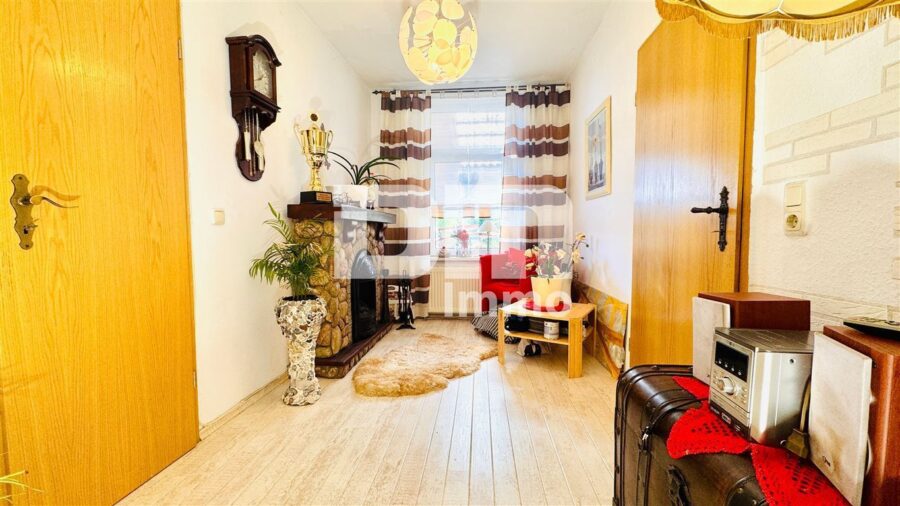 Solides Ein- bis Zweifamilienhaus mit großer Terrasse, Nebengebäude und opulenten Gartenbereich - EG Flur / Diele 2